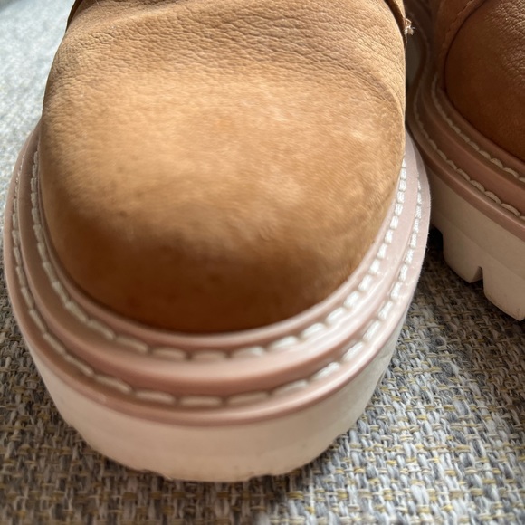 Dolce Vita  suede lug sole shoe.  Size 8 - Picture 10 of 11